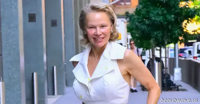 Questo colore di scarpa inatteso ha fatto tutta la differenza nel raffinato outfit di Pamela Anderson