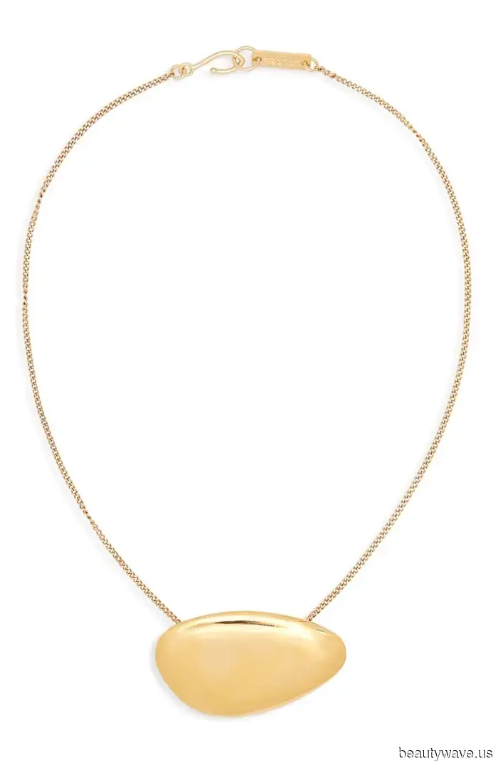 Bella Hadid acaba de llevar la tendencia de accesorios más grande de 2026 en París.