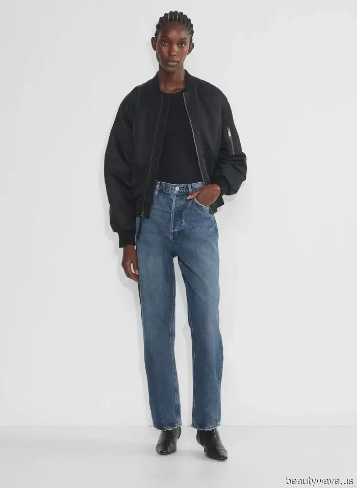 Aritzia is hosting a discreet sale, featuring jeans from the popular denim brand that cool girls adore.