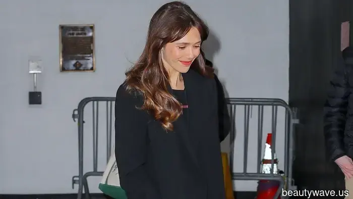 Si eres anti-tacones, esta es la tendencia de zapatos planos que debes usar con medias transparentes este invierno.