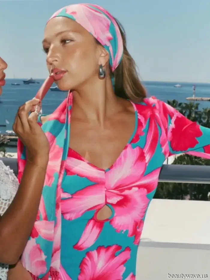 The Trendiest Girls Online Are Reviving This 2000s Summer Vibe
