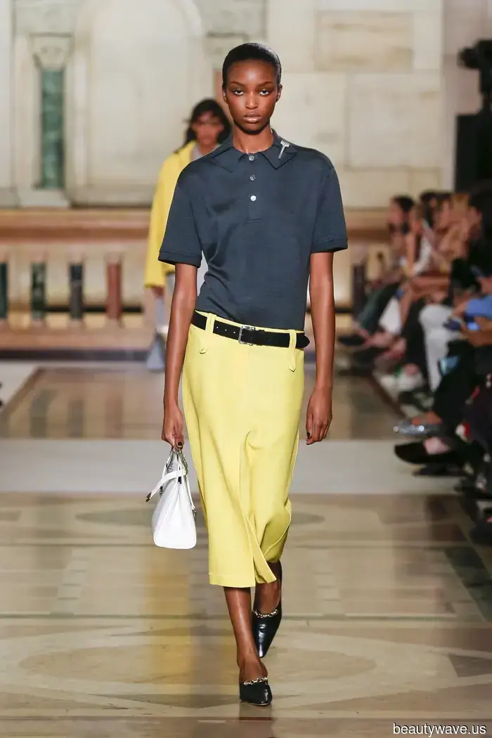 Bei Tory Burch ist es für den Frühling 2026 angesagt, sich wie ein coole Uptown-Mädchen zu kleiden.