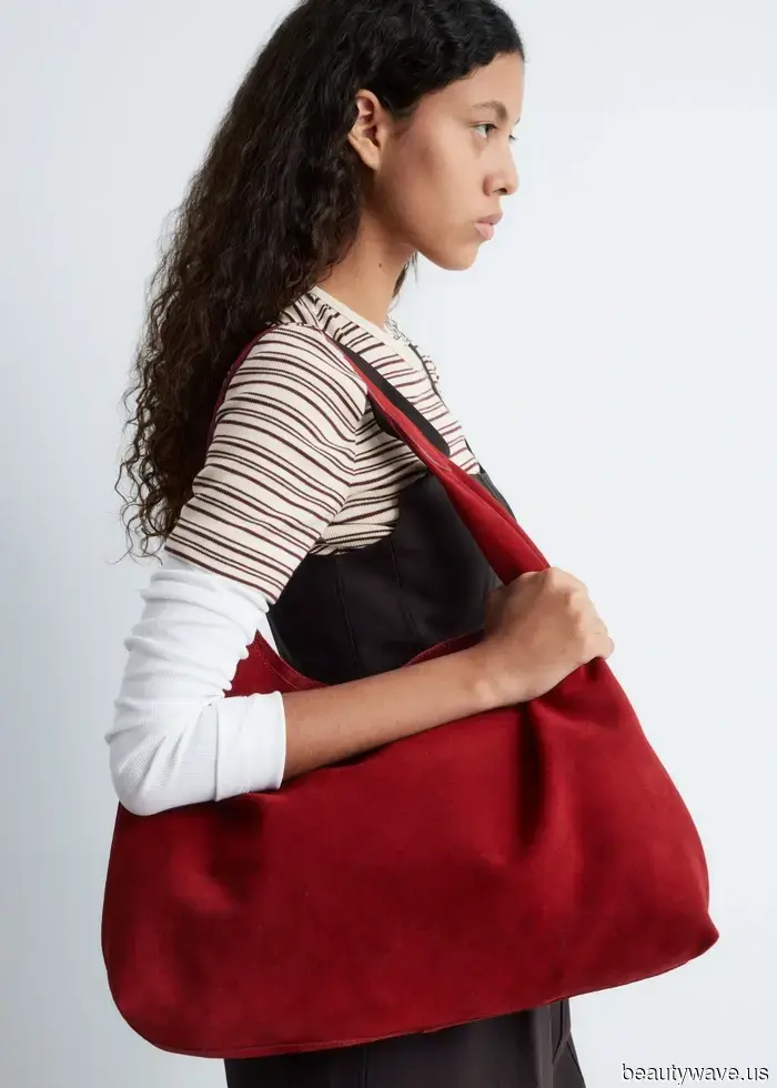 A friend inquired about the handbag color trends that will be popular this winter and in the future, so I shared these essential styles with her.