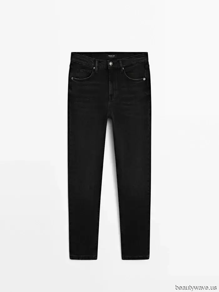 No, not flats: This spring 2026, it girls are currently pairing this shoe trend with jeans.