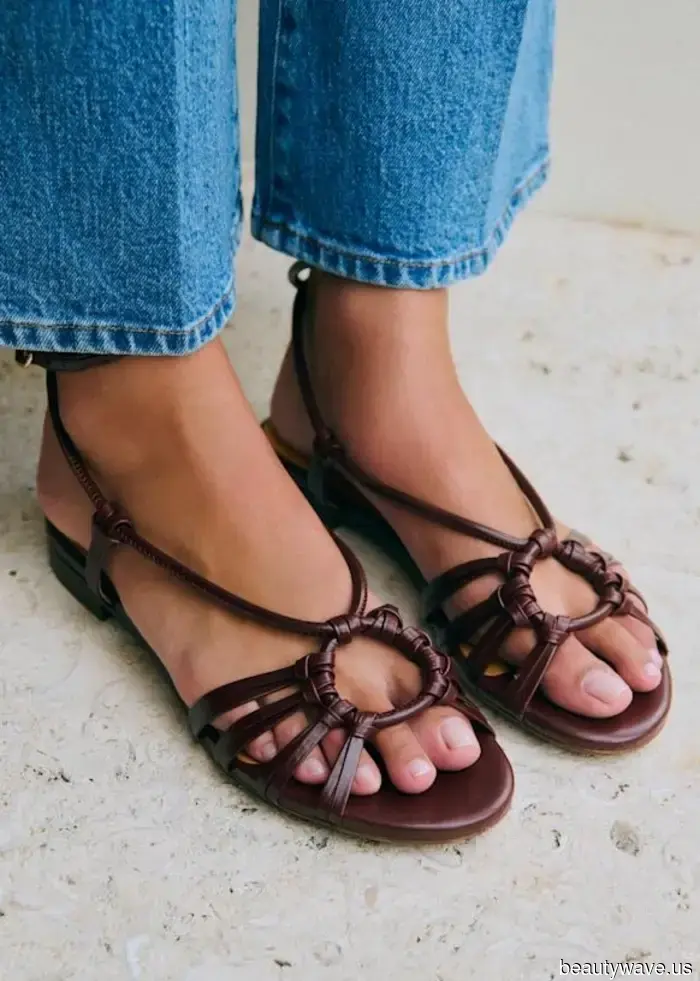 I vestiti chic abbinano i loro vestiti estivi e pantaloni di jeans con questi colori di sandali di tendenza.