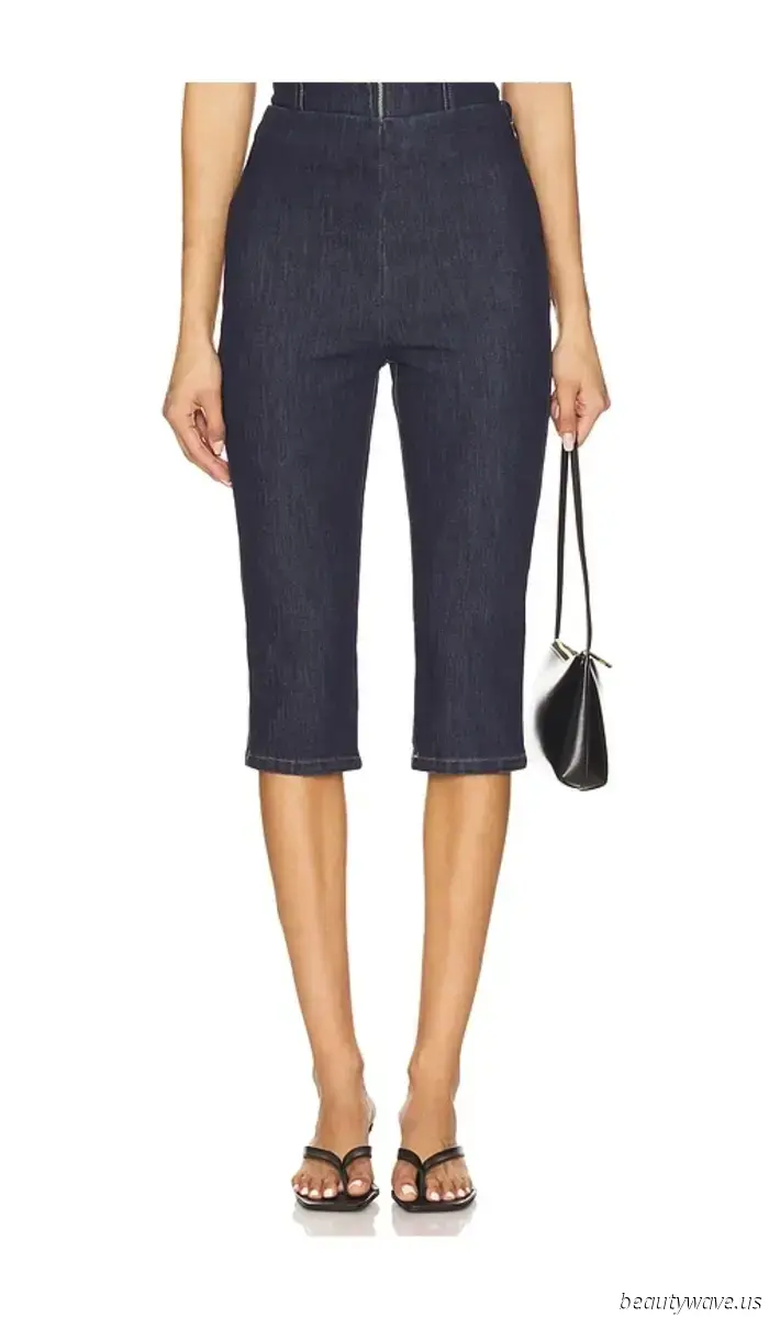 Hailey Bieber trug Vintage-Tom-Ford-Gucci-Sandalen zum Sommerhosen-Trend, von dem ich glaube, dass er bis in den Herbst hinein bestehen bleibt.