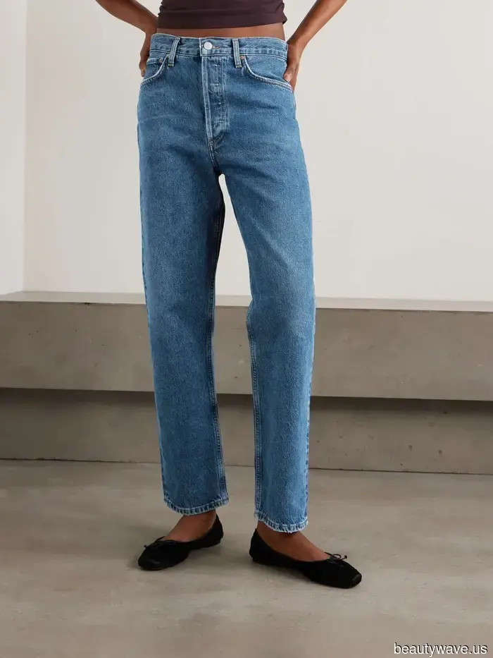 Da Parigi a Londra, ecco come le donne europee chic indossano una blusa e jeans quest'estate