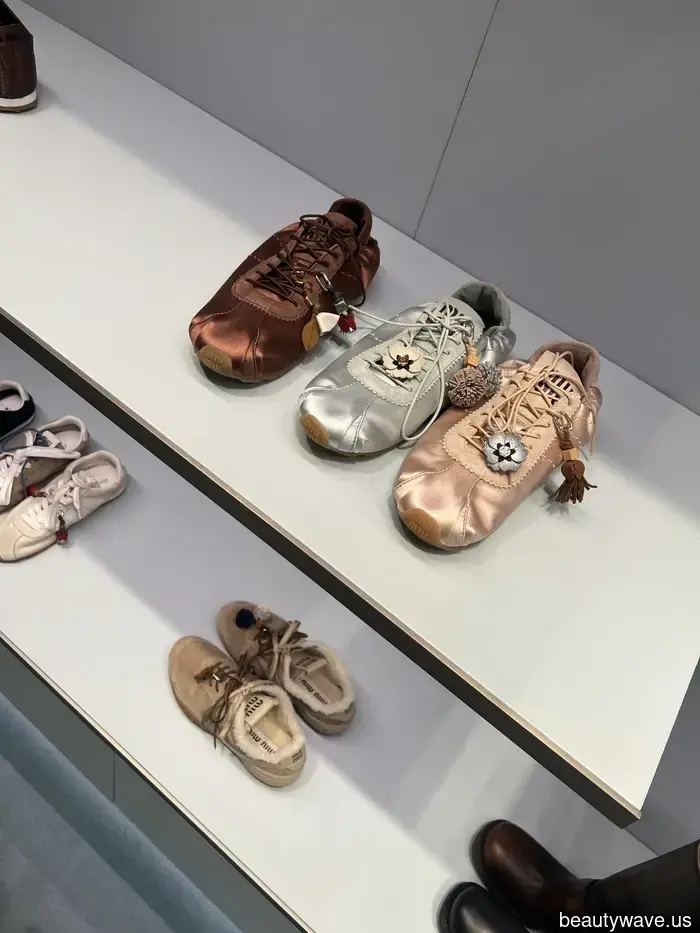 Non in suede, non in pelle&mdash;la tendenza delle scarpe da ginnastica extra chic avvistata in tutta Londra, Milano e NYC