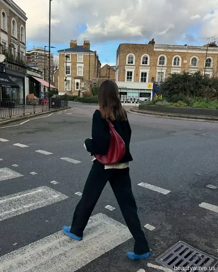 Los pantalones negros son un básico atemporal en el armario&mdash;7 zapatos que mejor combinan con ellos