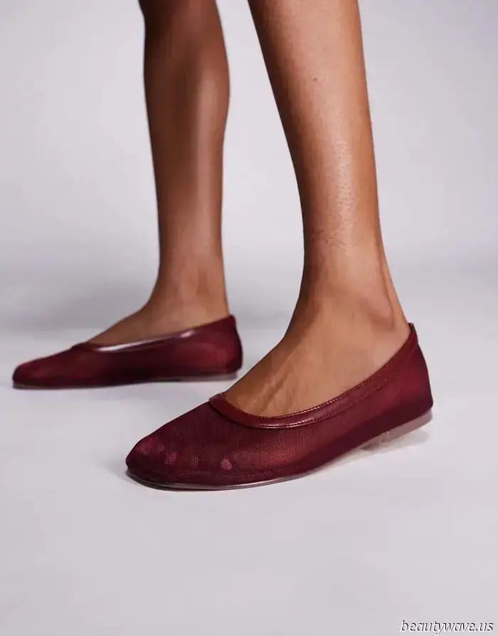 Ya no se necesitan más zapatos planos de malla negra; los diseñadores elegantes los están comprando en este color ahora.