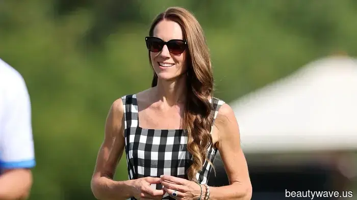 Women in their 40s seeking an elegant appearance can opt for this dress trend paired with these classic heels.