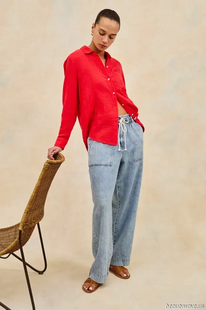 Más estiloso que una camisa blanca abotonada: este color de camisa específico es la clave para lucir chic este otoño