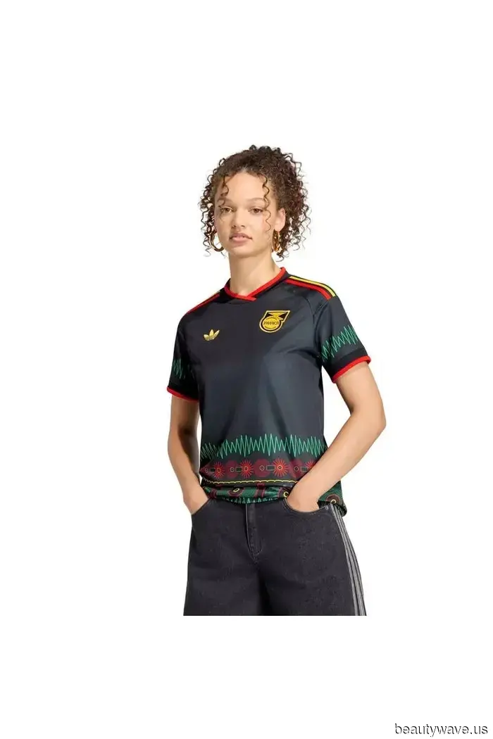 Here's How All the Trendy Girls Are Wearing Sports Jerseys Without Appearing Costumey.