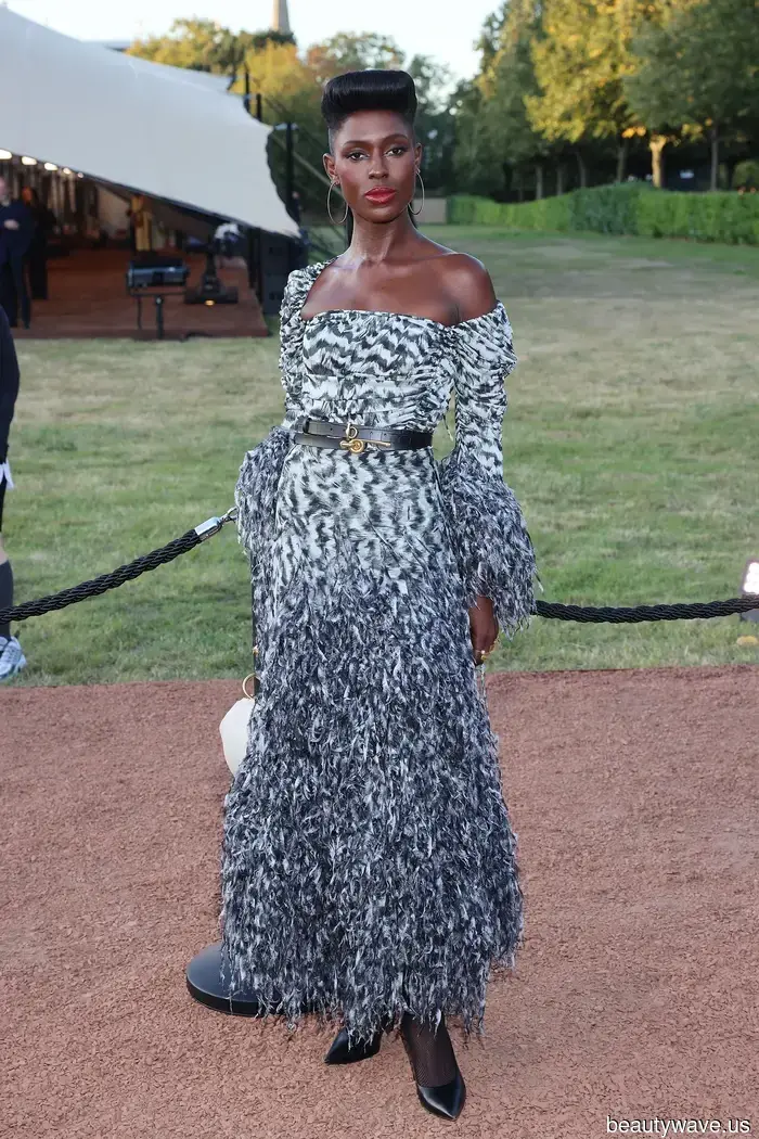 La nuova estetica della primavera 2026 è il vestire glamour da festival musicale, secondo Burberry.