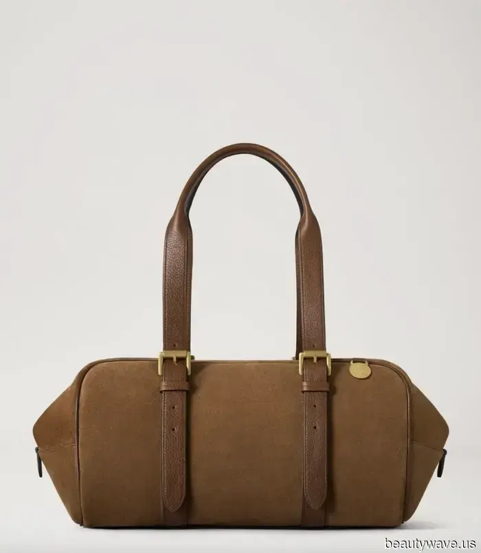 Il marchio di lusso che ci ha dato molte borse iconiche negli anni 2010 ha un nuovo stile, e le persone del mondo della moda lo stanno già indossando.