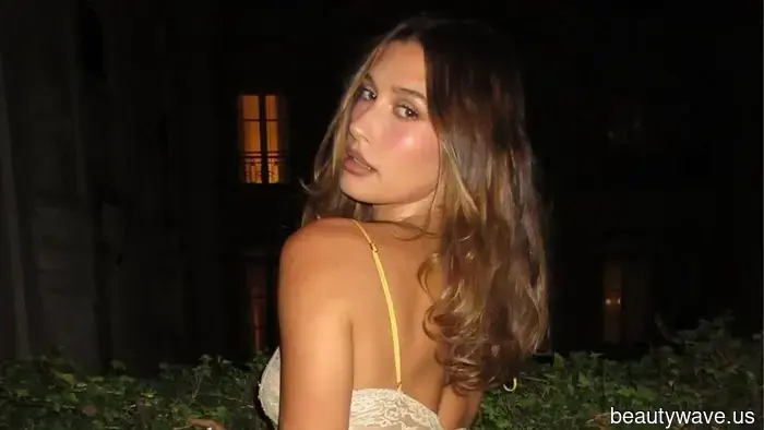 Hailey Bieber's Velvet Snowflake Manicure is the style I'm planning to get at the salon this November.