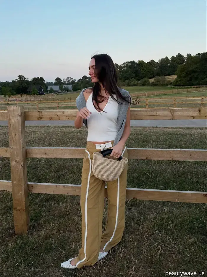 Si quieres lucir más elegante este otoño, compra un par de pantalones y un par de jeans en este color.