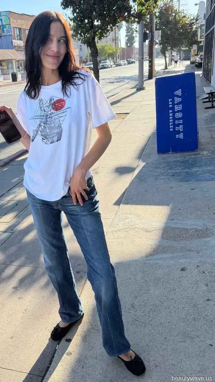 Con abiti e jeans, Alexa continua a tornare a questa tendenza di scarpe da ragazza francese.