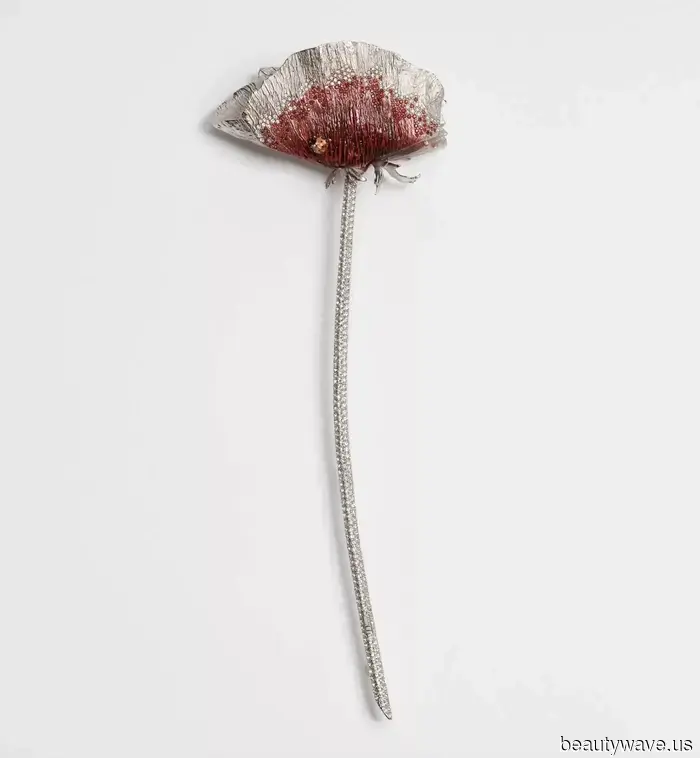 It's My Duty to Observe: The Highly Specific Accessory That Trendy Girls in NYC Are Now Fixated On