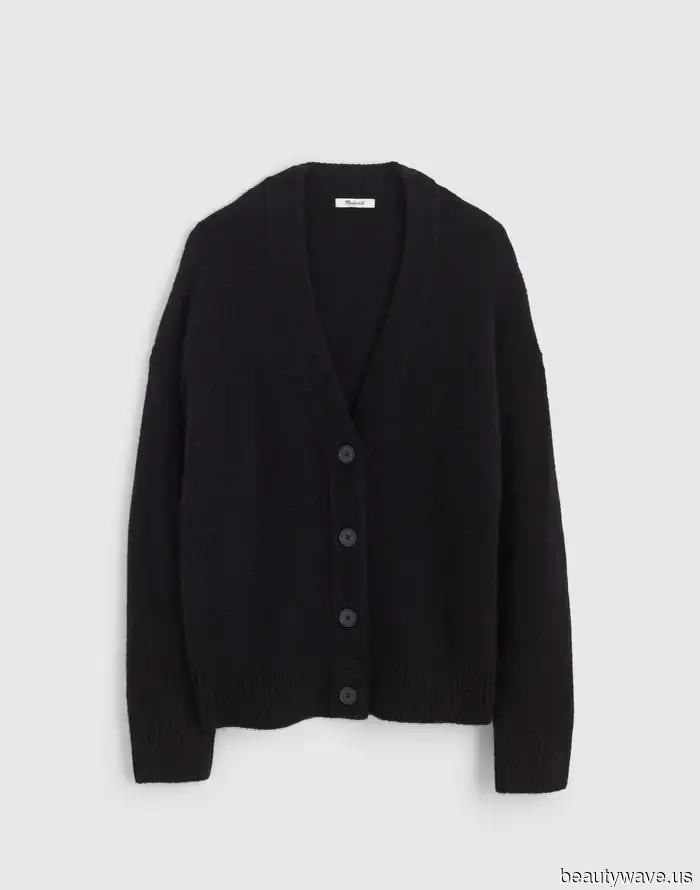 Scrivo di moda e ho trovato i basi più chic in saldo per la Cyber Week da Reformation, Gap e Madewell.