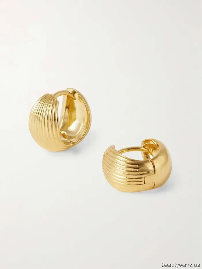 От серьг стоимостью менее 250 долларов до экстравагантных бриллиантовых подвесок, это лучшие ювелирные подарки 2025 года.