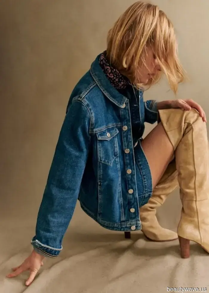 Per i viaggi in aeroporto, le donne francesi sanno che questa combinazione di jeans e scarpe da ginnastica è l'abbinamento perfetto.