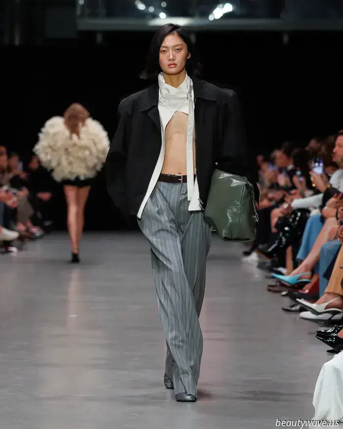 Stella McCartney: Ausgewogene Power‑Anzüge und ätherische Kleider in einer Kollektion, die von Kontrasten lebte.