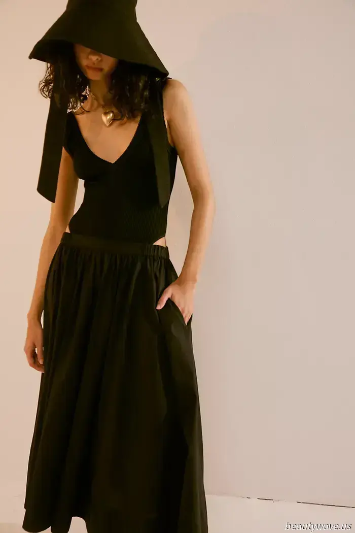 '90s Minimalism Defines My Summer Style—Here’s My Capsule Closet.