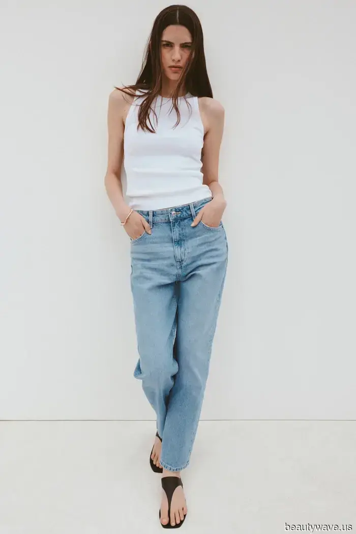 As expected, Zendaya's new ring appears stylish even when paired with jeans and ballet flats.