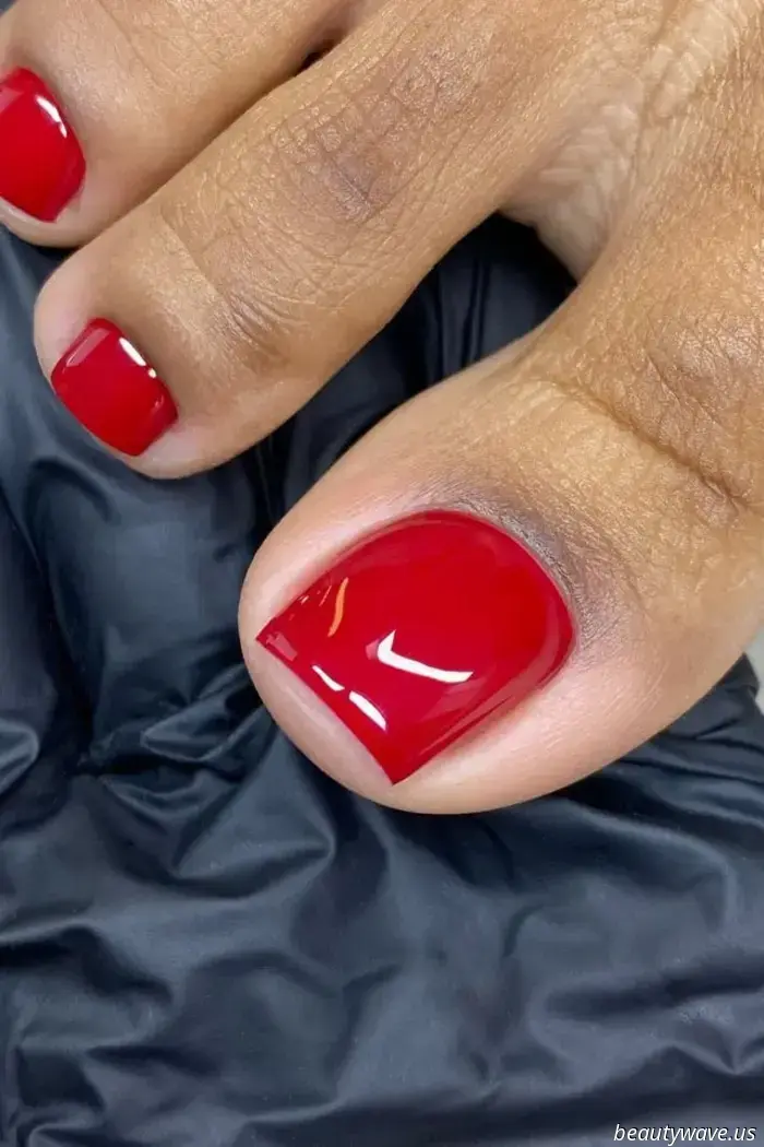 Le tendenze della pedicure vanno e vengono, ma questo colore classico regnerà sempre sovrano
