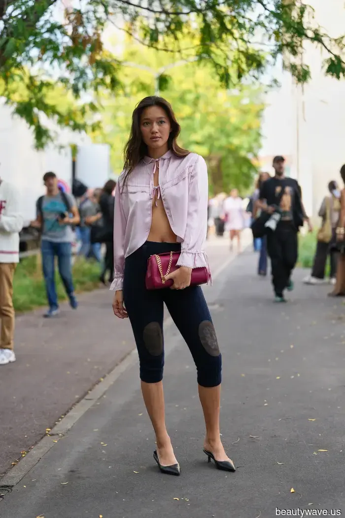 Throughout Paris Fashion Week, everyone was pairing leggings with this shoe trend, and I'm making a note of it.