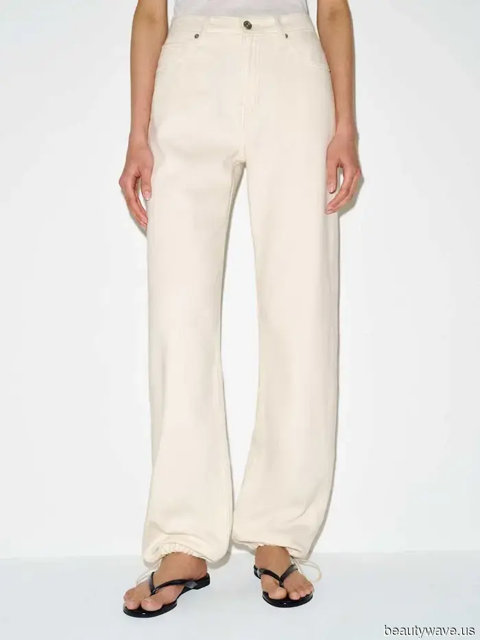 Le ballerine colorate che le ragazze stanno indossando con i pantaloni estivi non sono nere o marroni&mdash;sono molto più cool.