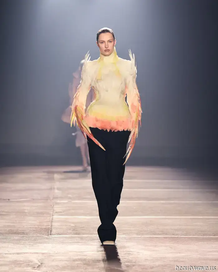 El desfile de primavera 2026 de Mugler es una colisión seductora de exuberancia, fetiches y futurismo.