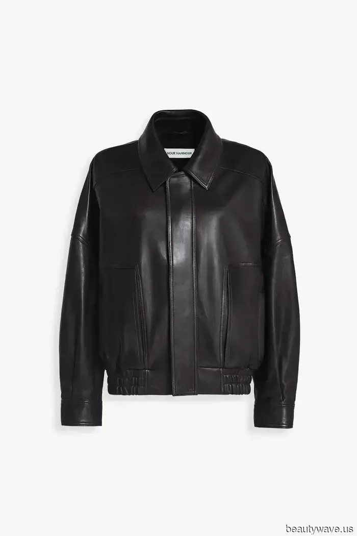 Sì, i jeans stanno bene con i trench, ma i parigini sanno che sembrano ancora più eleganti con questa giacca&mdash;questi look lo dimostrano.