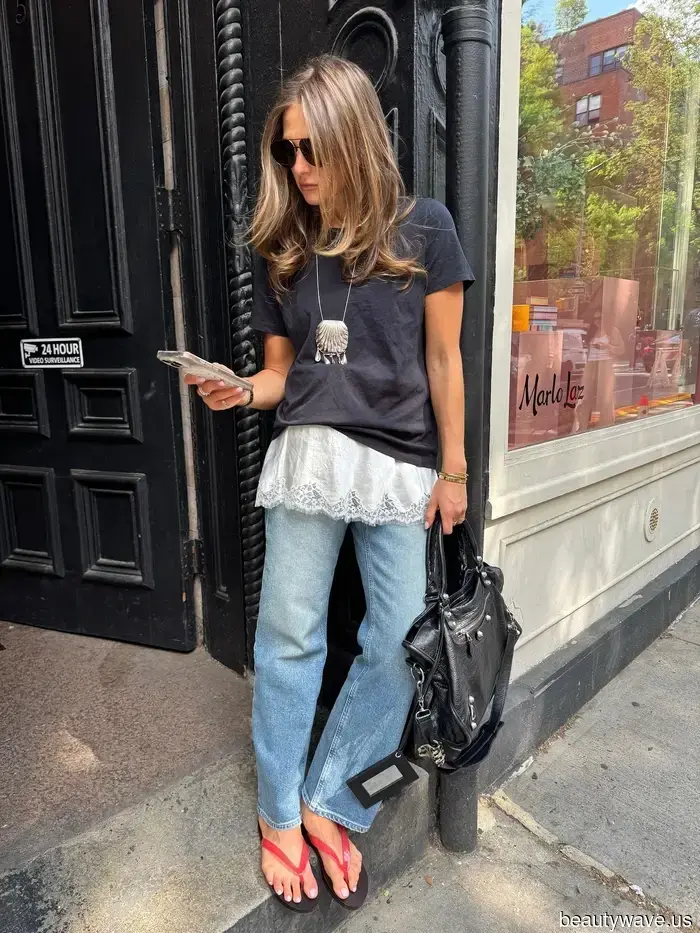 5 Einfache Jeans-und-ein-schönes-Oberteil-Outfits, die Modeleute gerade ständig tragen