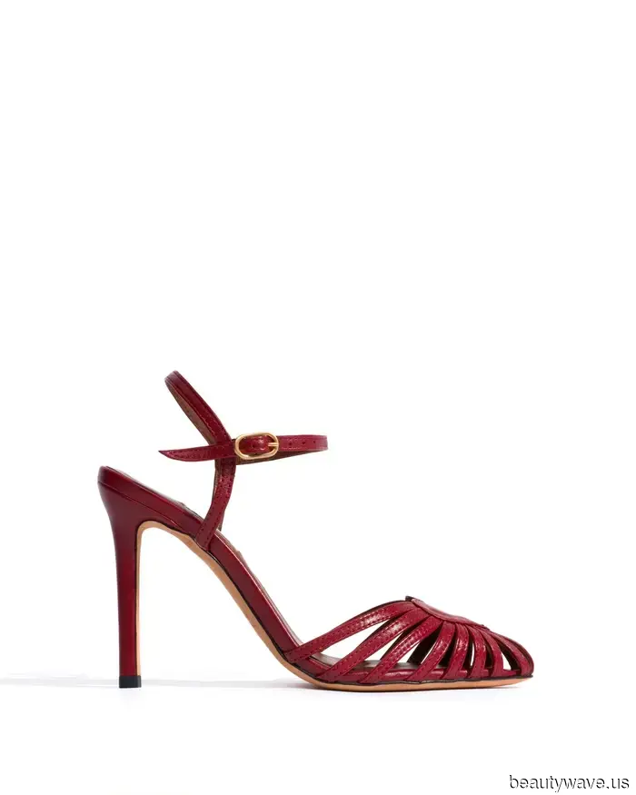 Kate Moss hat ihren Jeansrock gerade mit dem am stärksten französisch-girl-codierten Schuh gestylt.