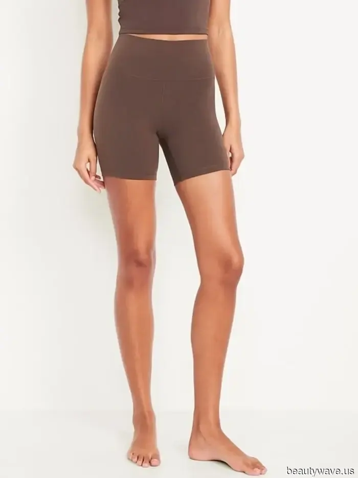 Если вы хотите выглядеть элегантно в следующий раз, когда будете носить коричневый на тренировку, сочетайте его с этим и этим цветом.