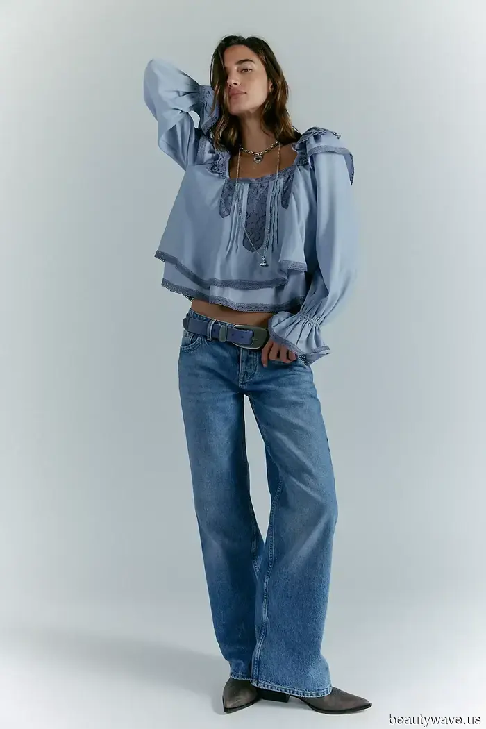 Seen in London: This Jeans and Boots Pairing Is Essential for Easy Winter Attire.