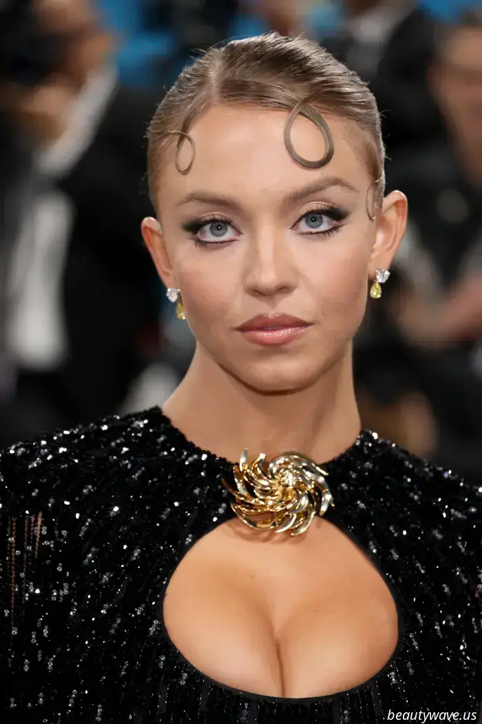 È ufficiale: i riccioli dei kiss hanno dominato il tappeto rosso del Met Gala 2025
