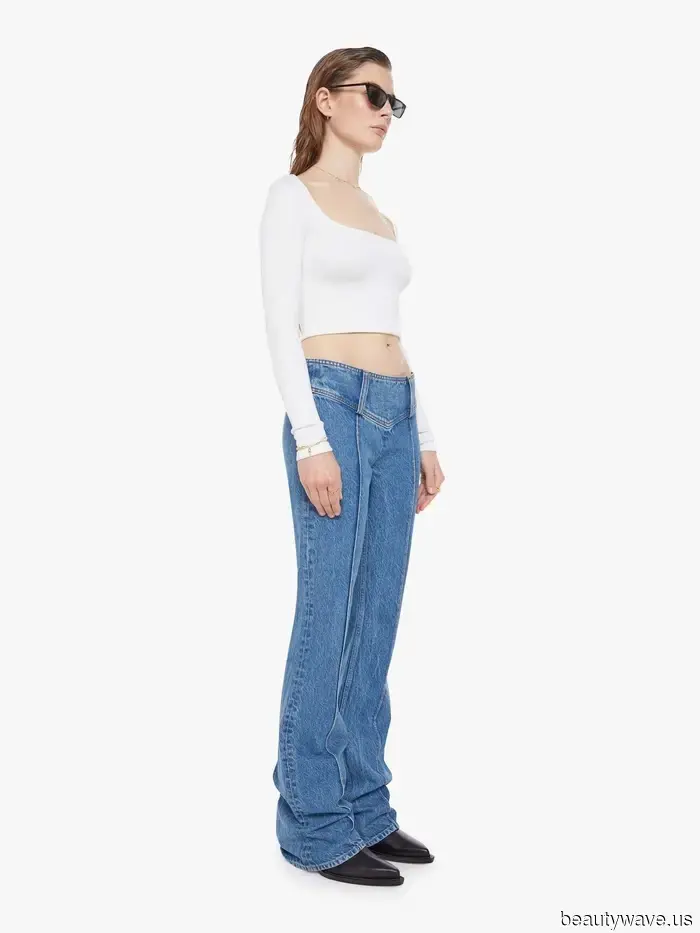 Поколение миллениалов и поколение Z согласны&mdash;это самый крутой способ стилизовать джинсы с расклешенными штанинами.