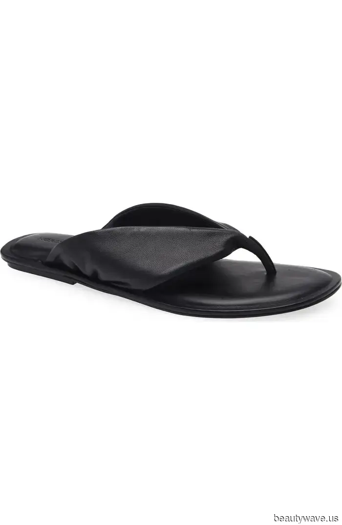 Visto en West Village: La tendencia del vestido no blanco que la gente de moda está usando sin parar con chanclas