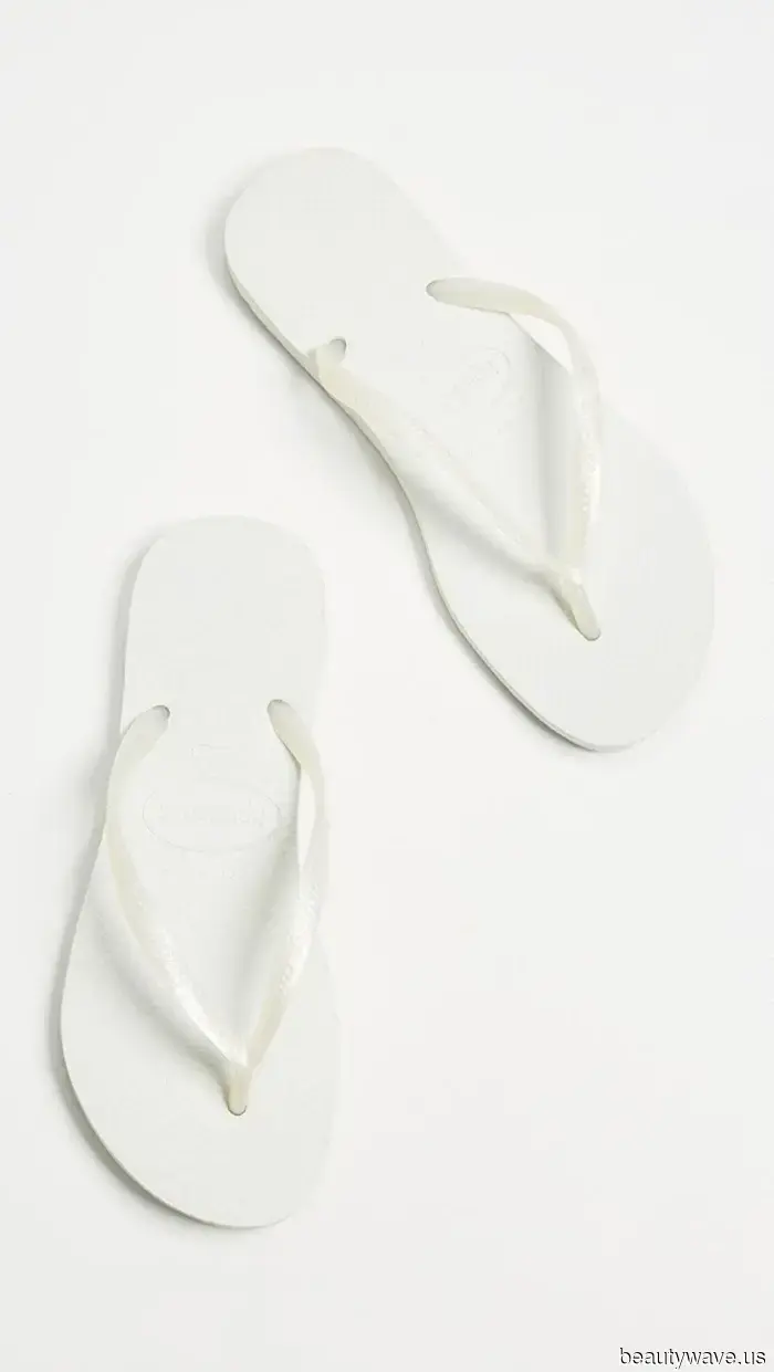 Not Navy, Not Brown—The Stylish Leggings Color LA Girls Pair With Flip-Flops for Hot Pilates and Erewhon.