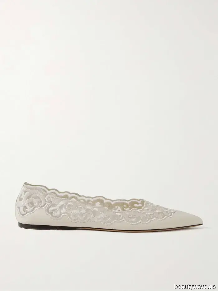 Le décolleté bianche sono belle, ma le spose del 2026 cammineranno lungo il corridoio con queste 6 tendenze di scarpe inaspettate.