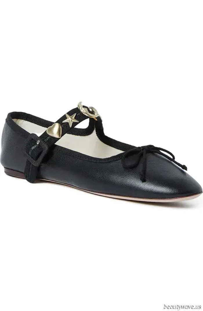 Questa è la tendenza delle scarpe basse eleganti che le donne raffinate indossano improvvisamente con i jeans bianchi