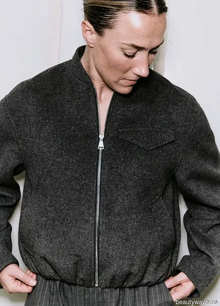 5 Ways Minimalists Are Styling Their Favorite Jeans at the Moment