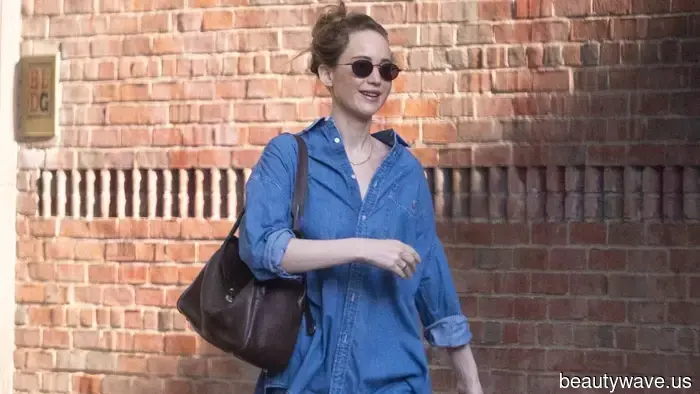 I admit it! This shoe color looks even more stylish with jeans than with black or brown.