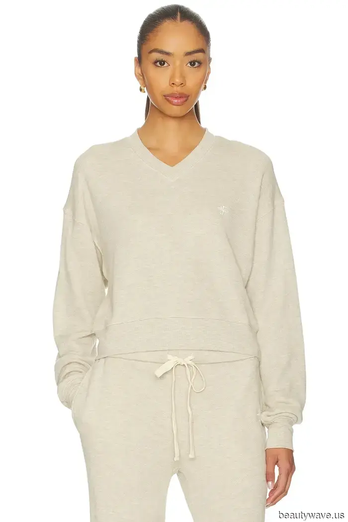 PSA para todos los que compraron esas sandalias virales de The Row y Ugg este año: Esto es lo que debes usar con ellas.