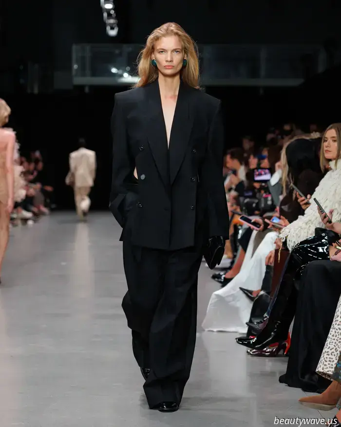 Stella McCartney: Ausgewogene Power‑Anzüge und ätherische Kleider in einer Kollektion, die von Kontrasten lebte.