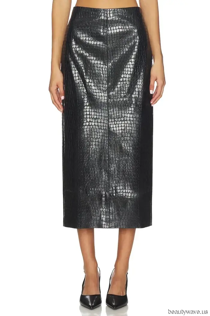 This Is the Skirt Style Editors Consistently Don During Winter Fashion Events.