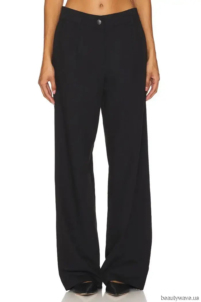 Il modo da ragazza cool per indossare i pantaloni eleganti è con questo basic e queste scarpe.